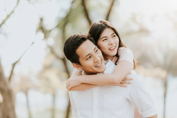 Asiático casal no amor ter um bom tempo — Fotografia de Stock