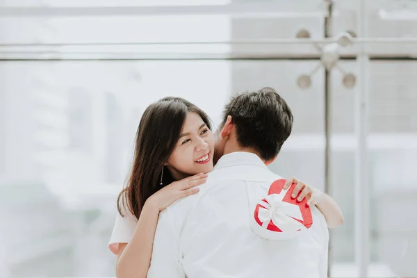 Wanita Asia menerima hadiah valentine dari pacar — Stok Foto