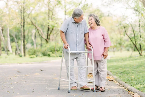 Bir yürüyüş walker ile konuşmak mutlu üst düzey Çift 