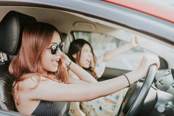 Dois feliz menina asiática melhores frinds rir no carro — Fotografia de Stock