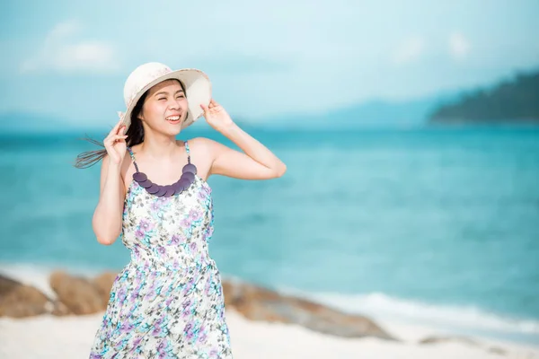 Азіатський жінка користується в день на пляжі — стокове фото