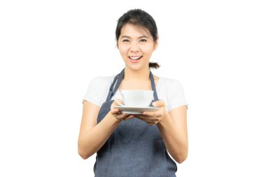 Gülümseyen Asya Waitree veya barista kahve Kupası beyaz arka plan üzerinde izole tutan önlük