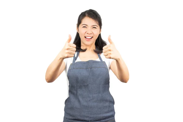 Jovem Mulher Asiática Feliz Com Avental Mostrando Polegar Acima Gesto — Fotografia de Stock