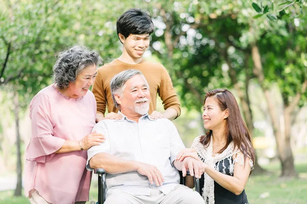 Birlikte Iyi Vakit Geçiriyor Mutlu Asya Aile Parkı Açık — Stok fotoğraf