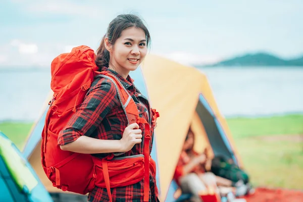 Fille voyageuse avec sac à dos au camping sur son voyage de vacances — Photo