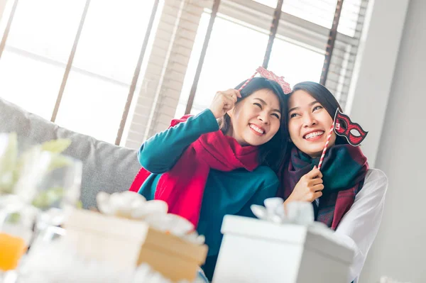 Duas mulheres asiáticas melhores amigos se divertindo juntos durante o ano novo — Fotografia de Stock