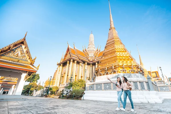 Mulheres amigas gostam de passear enquanto viajam no templo da buda de esmeralda, Tailândia — Fotografia de Stock