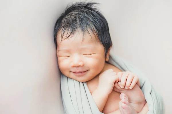 アジア生まれたての赤ん坊はベッドの上で毛布で寝て — ストック写真