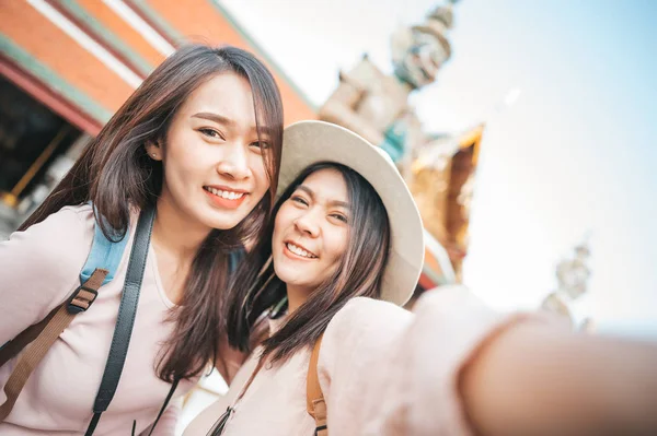 Mulheres turísticas gostam de tomar selfie juntos no templo da buda de esmeralda, Tailândia — Fotografia de Stock