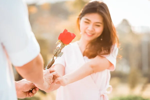 Uomo che dona una rosa alla donna il giorno di San Valentino — Foto Stock