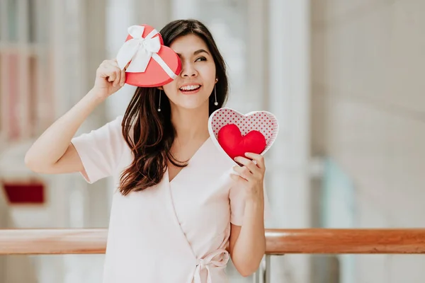 Ázsiai nő gazdaság ajándék doboz Valentin nap szórakozás — Stock Fotó
