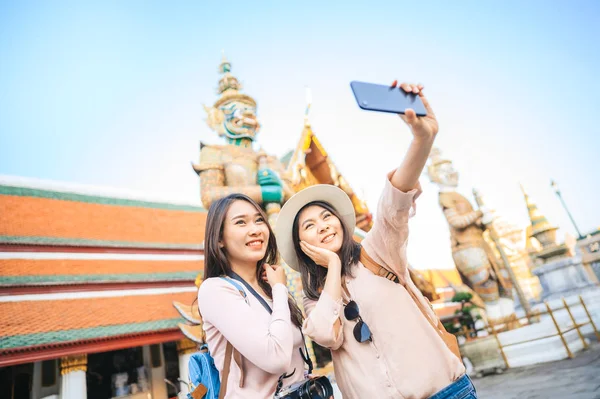 Mulheres turísticas amigos gostam de tirar selfie no templo na Tailândia — Fotografia de Stock