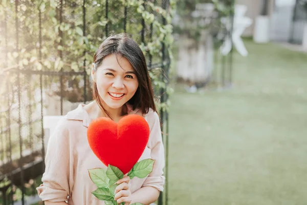 Ázsiai nő szerelmes kezében piros szerelmes szív virág. Valentin nap — Stock Fotó
