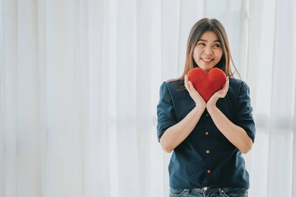 Boldog ázsiai nő kezében piros szív — Stock Fotó