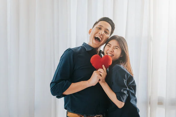 Feliz ásia casal abraçando e rindo juntos — Fotografia de Stock