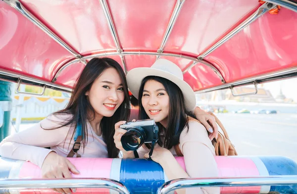 在泰国曼谷度假期间 两名快乐的亚洲女孩最好的朋友坐着塔克出租车 在路上玩得很开心 — 图库照片
