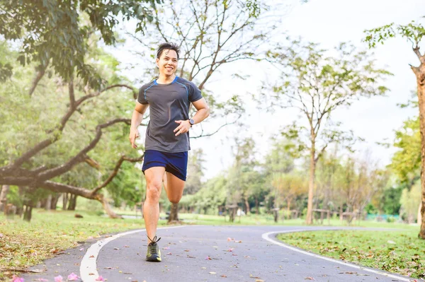 快乐健康的亚洲男人早上在公园里跑来跑去 — 图库照片