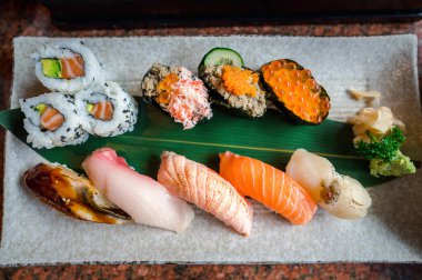 Japon suşisinin taştan bir tabakta üst görüntüsü.