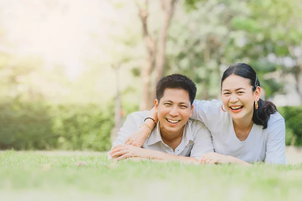 Feliz Asiático Sorrindo Casal Amor Relaxante Grama Verde Casal Deitado — Fotografia de Stock