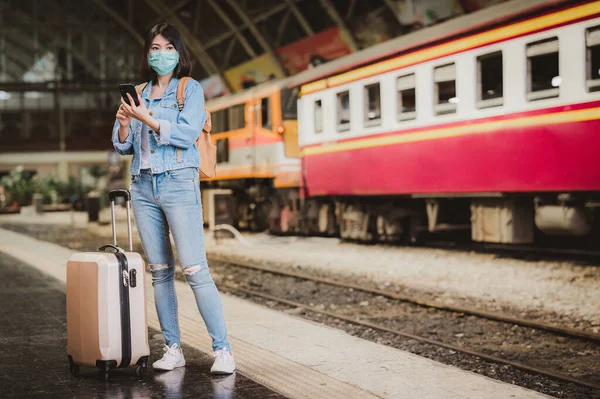 Азійка Подорожує Багажем Залізничній Платформі Одягнувши Маску Обличчя Щоб Захистити — стокове фото