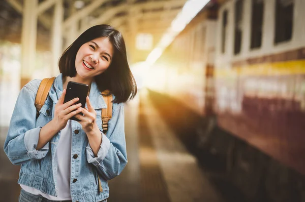 Feliz Sorrindo Asiático Mulher Viajar Mochileiro Com Smartphone Estação Ferroviária — Fotografia de Stock