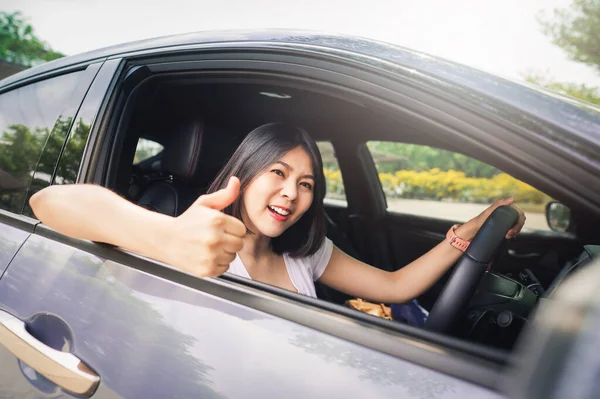 Feliz Sorrindo Mulher Asiática Dirigindo Seu Carro Novo Mostrando Polegar — Fotografia de Stock