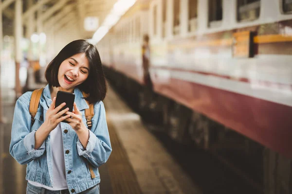 Feliz Sorrindo Mulher Asiática Viajar Mochileiro Usando Smartphone Estação Ferroviária — Fotografia de Stock