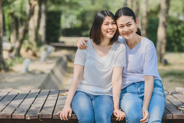 Счастливые Две Улыбающиеся Азиатские Девушки Сидящие Вместе Парке — стоковое фото