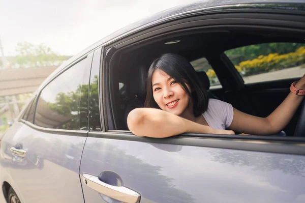 Feliz Sorrindo Mulher Asiática Dirigindo Seu Novo Carro Com Confiante — Fotografia de Stock