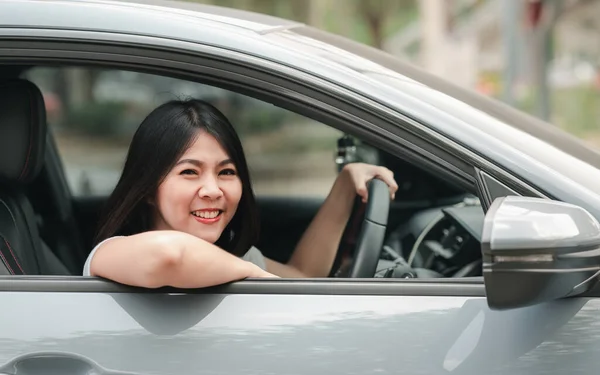 Feliz Sorrindo Mulher Asiática Dirigindo Seu Novo Carro Com Confiante — Fotografia de Stock
