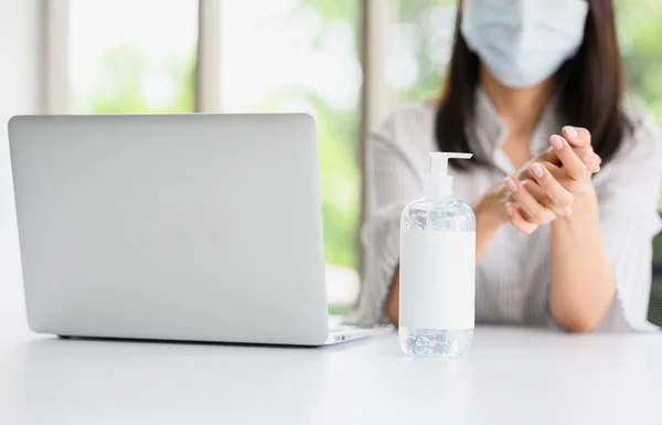 Garrafa Gel Álcool Com Uma Etiqueta Branco Para Impressão Design — Fotografia de Stock