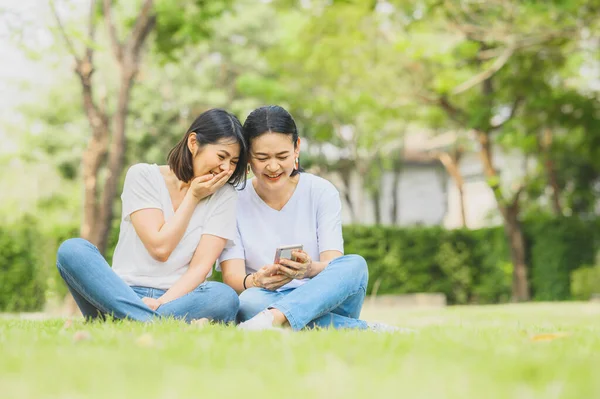 Dos Felices Mejores Amigos Las Mujeres Asiáticas Ríen Mientras Usan —  Fotos de Stock