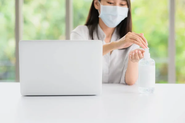 Mulher Asiática Usando Máscara Facial Usando Garrafa Gel Álcool Com — Fotografia de Stock