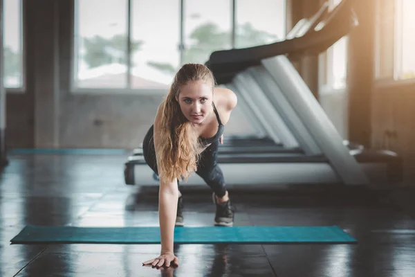 Hermosa Mujer Caucásica Haciendo Una Mano Pushup Exercisein Gimnasio Fitness — Foto de Stock