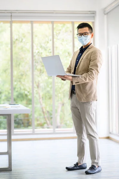 Empresário Empresário Asiático Feliz Usa Máscara Facial Segurando Laptop Com — Fotografia de Stock