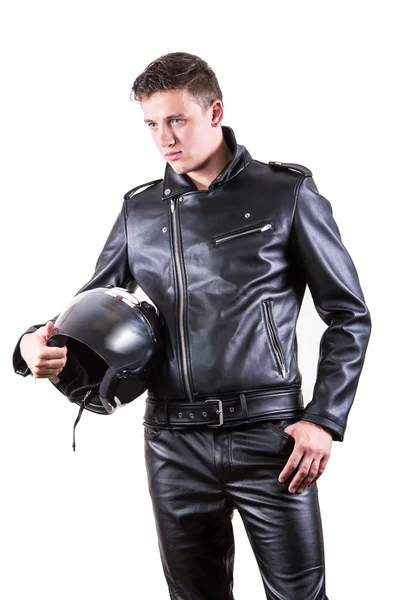 Retrato de homem bonito motociclista vestindo jaqueta de couro preto e calças segurando capacete de motocicleta — Fotografia de Stock