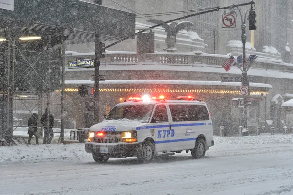 NEW YORK - JANUARY 23, 2016: NYPD car in Manhattan, NY during massive Winter Snow Storm — Stock Photo, Image