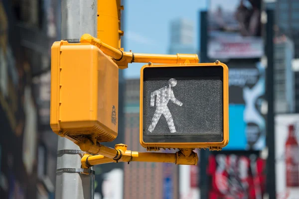 Gångtrafik promenad ljus på New York City street — Stockfoto