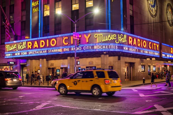 New York City - 1 lipca: Radio City Music Hall 1 lipca 2016 r. w Nowym Jorku, Ny. Zakończona w roku 1932, słynnej sali koncertowej w 1978 roku ogłoszono punkt orientacyjny miasta i stały się popularne miejsce dla turystów. — Zdjęcie stockowe