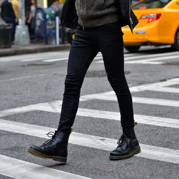 Concepto de moda para hombres. Hombre desgaste negro botas de cuero con estilo y caminar al aire libre . — Foto de Stock