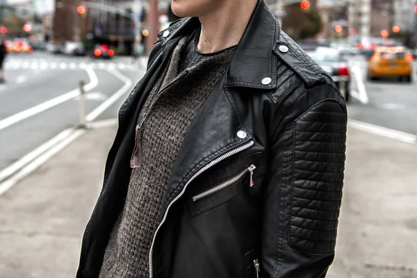 पुरुषांची फॅशन संकल्पना. काळा लेदर जाकीट परिधान आणि शहर रस्त्यावर चालणे स्टाइलिश मनुष्य — स्टॉक फोटो, इमेज