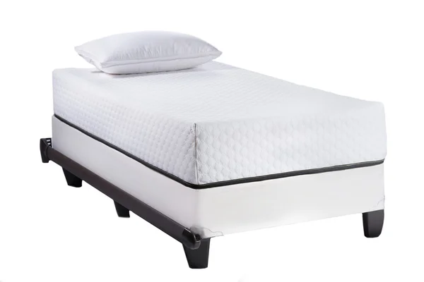 Двуспальная кровать в раме с мягким матрасом и белой подушкой, изолированной на белом фоне — стоковое фото