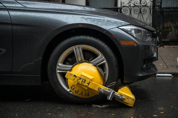 New York City - 27 października 2016 roku: Nowojorscy ruchu departamencie uruchomionego pasażer samochodu na ulicy miasta na strefy nie stałego — Zdjęcie stockowe
