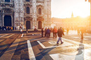 kalabalığın içinde yürüyen turist Merkezi eski şehrin Duomo Milan, İtalya günbatımı Zamanı