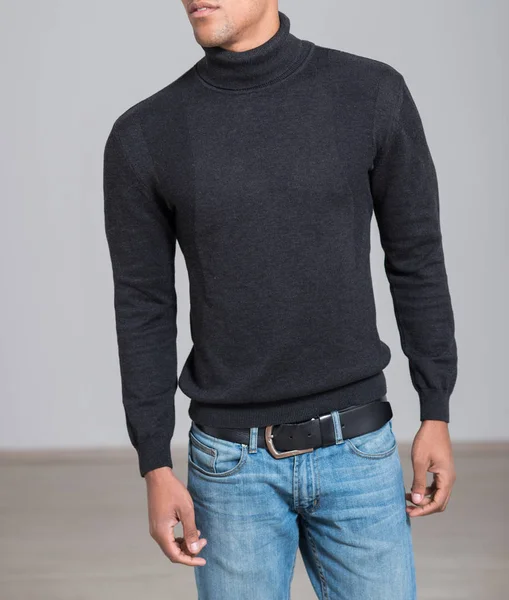 Uomo casual afro-americano con maglione nero e jeans blu — Foto Stock