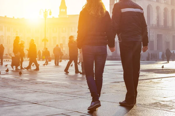 Couple amoureux marchant dans la rue de la ville dans la vieille ville pendant les vacances. Couple tenant la main et marchant au coucher du soleil . — Photo