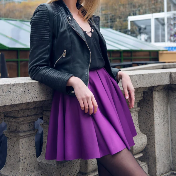 Gonna scater femminile e giacca di pelle. Ragazza che indossa sexy vestito alla moda con giacca di pelle nera e gonna cerchio viola. Modello ragazza in gonna di moda — Foto Stock