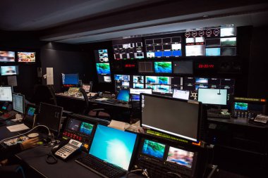 TV radyo yayını news stüdyo pek çok bilgisayar ekranları ve kontrol panelleri canlı hava yayın için.