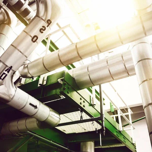 産業用電源世代植物工場高圧蒸気管とバルブ。グリーン エネルギー発電所. — ストック写真