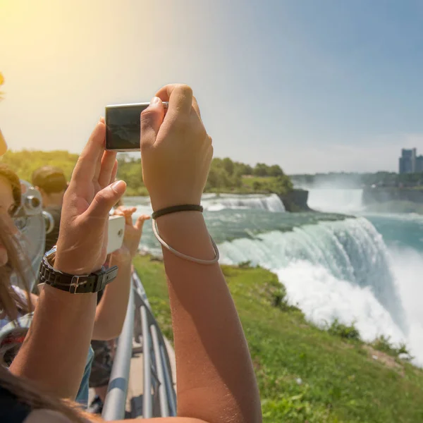 Personer som tar bilder under turist turen till Niagara Falls på soliga sommaren da — Stockfoto